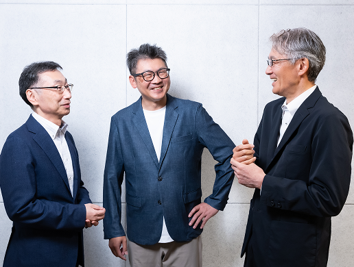 笑顔で集まるエンジニアのグループ写真